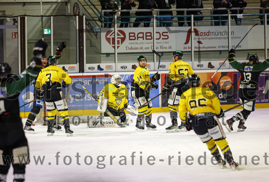 2023-02-10_057_TSV_Erding_gegen_ERSC_Amberg | Erding, Deutschland, 10.02.2023:
Eishockey, Bayernliga Meisterrunde Gruppe B 2022 / 2023, 3. Spieltag, TSV Erding gegen ERSC Amberg, Endergebnis: 6:3

Thomas Plihal (Erding Gladiators, #39), Richard Stütz (ERSC Amberg, #3), Torwart Timon Bätge (ERSC Amberg, #31), Felix Schwarz (ERSC Amberg, #14)

Foto: Christian Riedel / fotografie-riedel.net