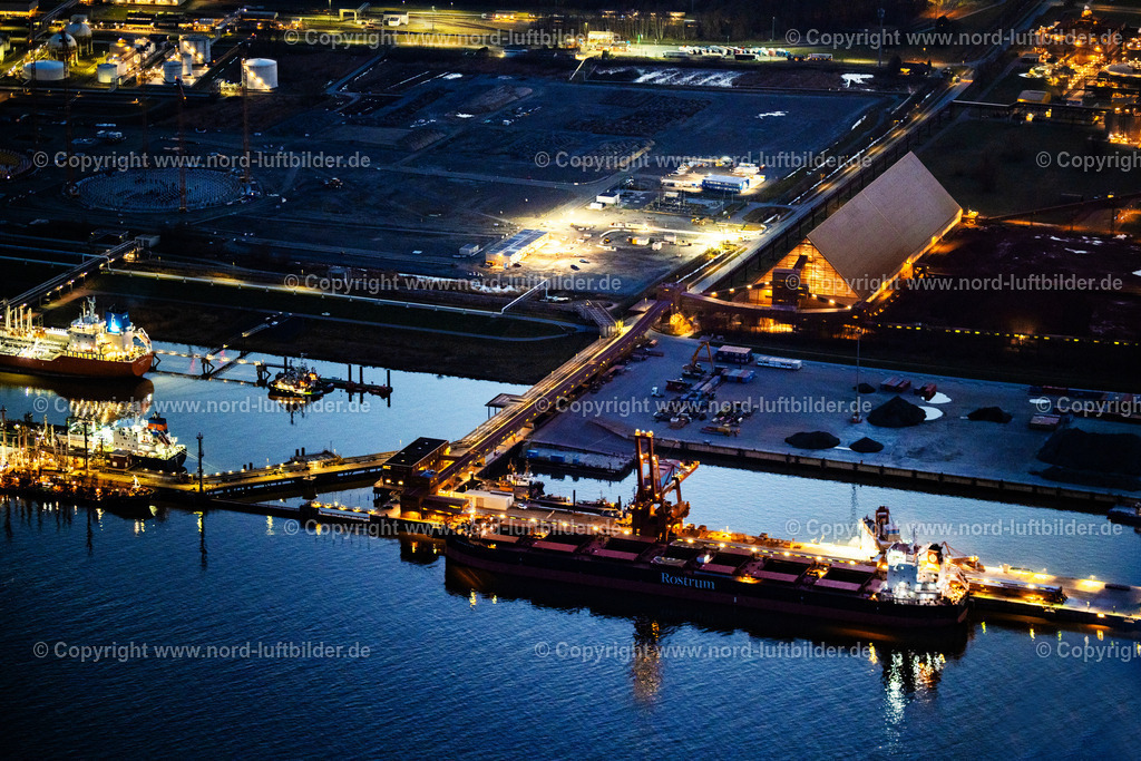 Stade_Bützfleth_AOS_Seehafen__Nachtaufnahme_ELS_5458060325 | STADE 06.03.2025 Nacht- Lichter und Beleuchtung Hafenanlage Stader Seehafen am AOS Werksgelände am Bützflether Sand in Bützfleth im Bundesland Niedersachsen, Deutschland. Weiterführende Informationen bei: AOS Aluminium Oxid Stade GmbH,  Dow Deutschland Anlagengesellschaft mbH,  Seehafen Stade e.V.. // Night lights and lighting of the Stade seaport at the AOS factory site at Buetzflether Sand in Buetzfleth in the state of Lower Saxony, Germany. Further information at: AOS Aluminium Oxid Stade GmbH,  Dow Deutschland Anlagengesellschaft mbH,  Seehafen Stade e.V.. Foto: Martin Elsen