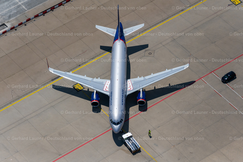 4046320 | FILDERSTADT 19.07.2021 Passagierflugzeug Airbus A320-200 der russischen Fluggesellschaft AEROFLOT mit der Kennung VQ-BSU beim Rollen auf dem Rollfeld und Vorfeld des Flughafen in Filderstadt im Bundesland Baden-Württemberg, Deutschland. Weiterführende Informationen bei: Aeroflot - Russian Airlines,  Flughafen Stuttgart GmbH. // Passenger aircraft Airbus A320-200 of the Russian airline AEROFLOT with the registration VQ-BSU taxiing on the tarmac and apron of the airport in Filderstadt in the state Baden-Wuerttemberg, Germany. Further information at: Aeroflot - Russian Airlines,  Flughafen Stuttgart GmbH. Foto: Gerhard Launer