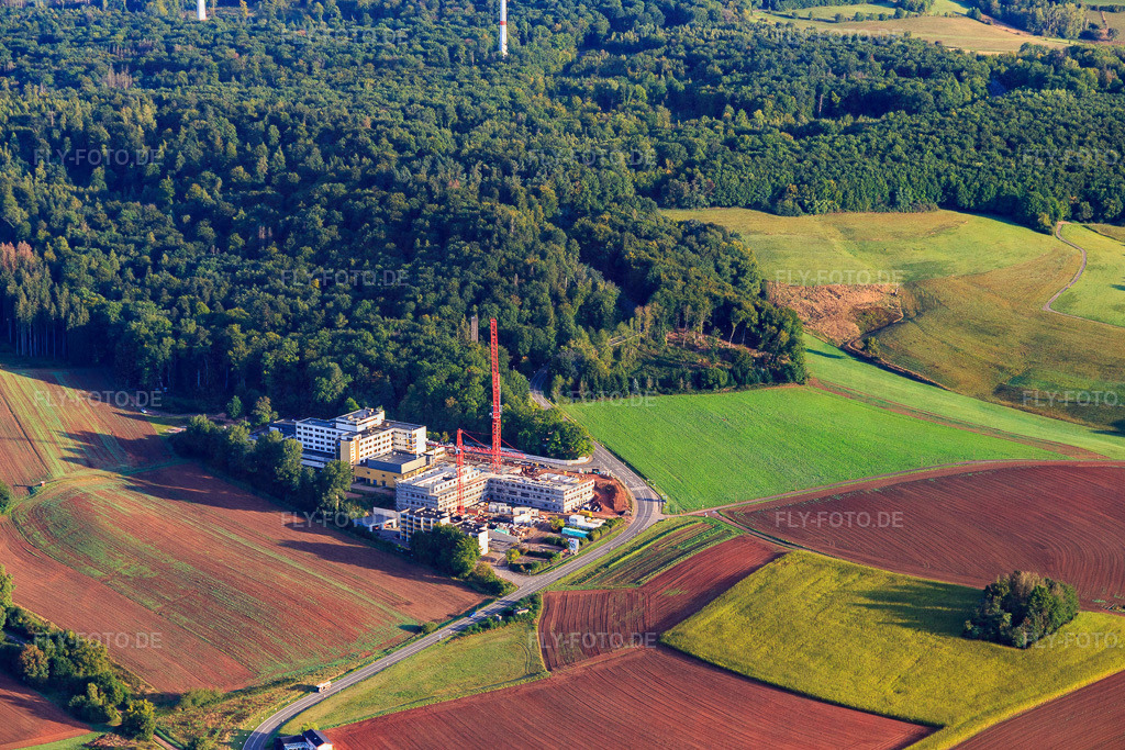 Caritas-Krankenhaus Lebach mit Baustelle für Erweiterung http://www.caritas-krankenhaus-lebach.de/ | Luftbild: Caritas-Krankenhaus Lebach mit Baustelle für Erweiterung http://www.caritas-krankenhaus-lebach.de/ in Lebach im Bundesland Saarland in Deutschland. Foto: IMG_149655.jpg vom 06.09.2025 durch Werner Riehm/FLY-FOTO.de - Realisiert mit Pictrs.com