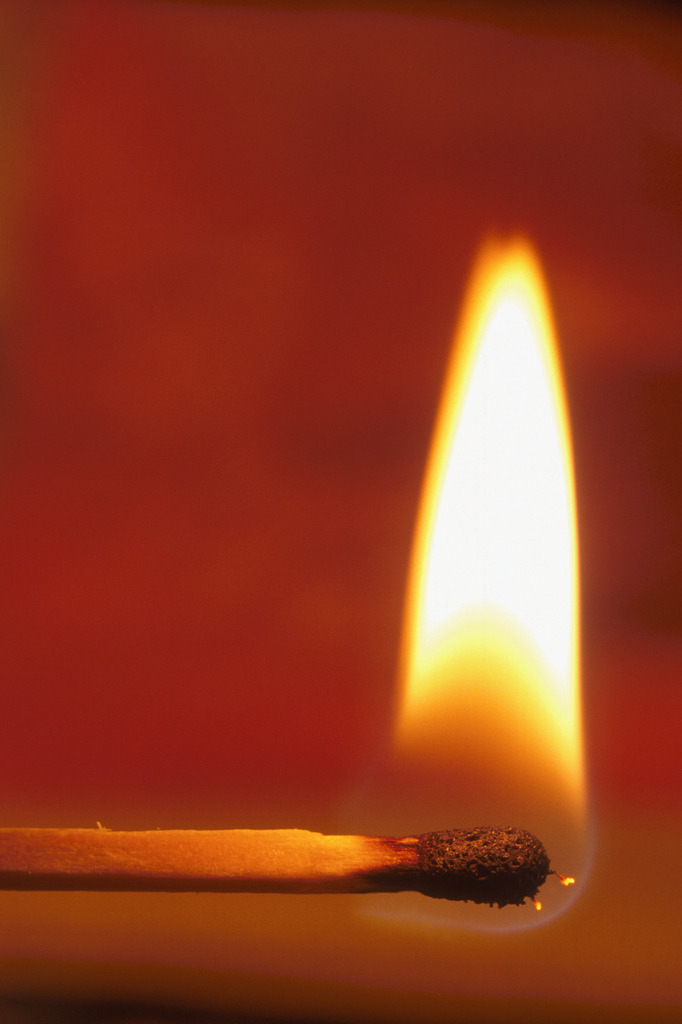 Streichholz brennend | brennendes Streichholz - Realisiert mit Pictrs.com