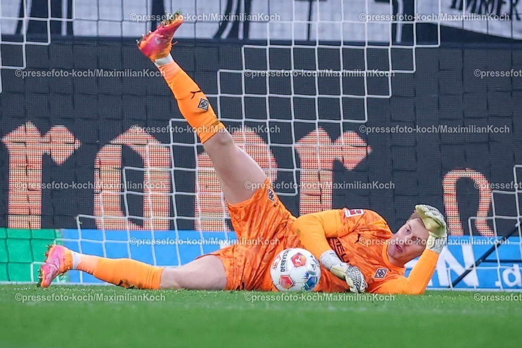 BMG13122501048 | 13.12.2025, Fußball, Borussia Mönchengladbach - VfL Wolfsburg, 1. Fußball Bundesliga, 14.Spieltag, Borussia-Park, Saison 2025 2026: Torwart Moritz Nicolas&nbsp;(Borussia Mönchengladbach #33) liegt mit Spielball auf dem Boden  DFB regulations prohibit any use of photographs as image sequences and or quasi-video.