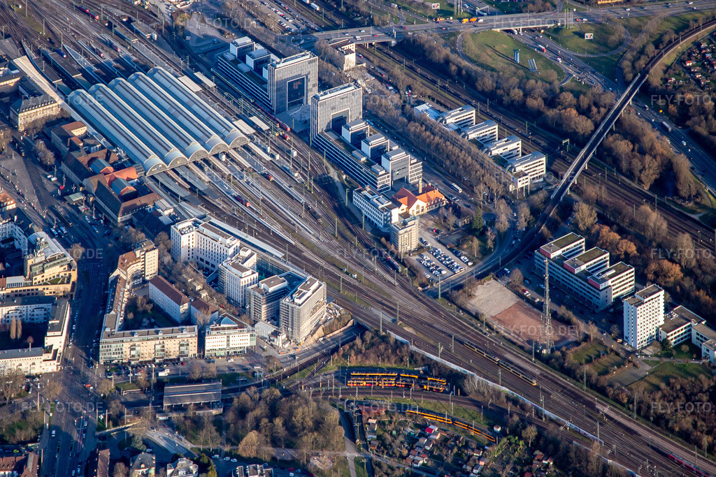 Luftbild: Albtalbahnhof und Hauptbahnhof im Ortsteil Südweststadt in Karlsruhe im Bundesland Baden-Württemberg in Deutschland. Foto: IMG_136033.jpg vom 21.02.2023 durch Werner Riehm/FLY-FOTO.de