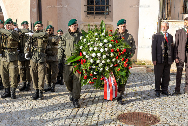 Kranzniederlegung am Karner bei der Stadtpfarrkirche "Maria in Dorn" | Bildershop von pixelworld.at - Realisiert mit Pictrs.com