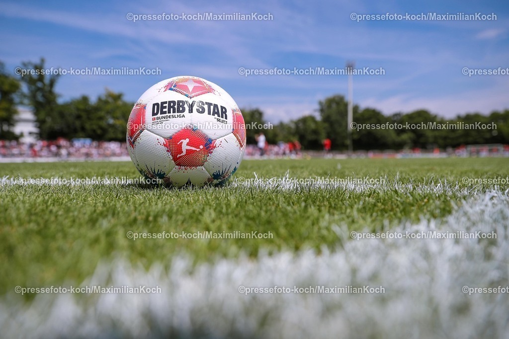 1FC12072501070 | 12.07.2025, Fußball, SV Bergisch Gladbach 09 - 1. FC Köln, Testspiel, BELKAW-Arena, Saison 2025 2026: Nahaufnahme offizieller Spielball der 1. Fußballbundesliga Bundesliga Derbystar Select mit Logo Emblem der BLDFB regulations prohibit any use of photographs as image sequences and or quasi-video.