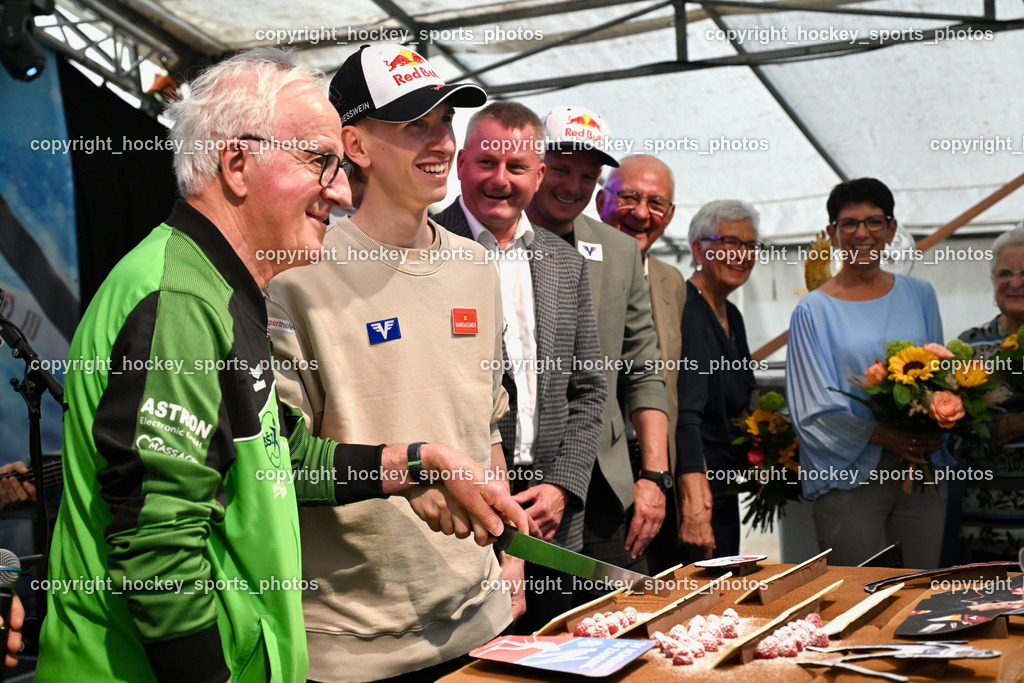 Empfang Daniel Tschofenig | Obmann SV Achomitz Martin Wiegele, Torten Anschnitt, Empfang Daniel Tschofenig, Empfang Daniel Tschofenig am 10.05.2025 in Hohenthurn (Mehrzweckhaus Hohenthuurn), Austria, (Photo by Bernd Stefan)