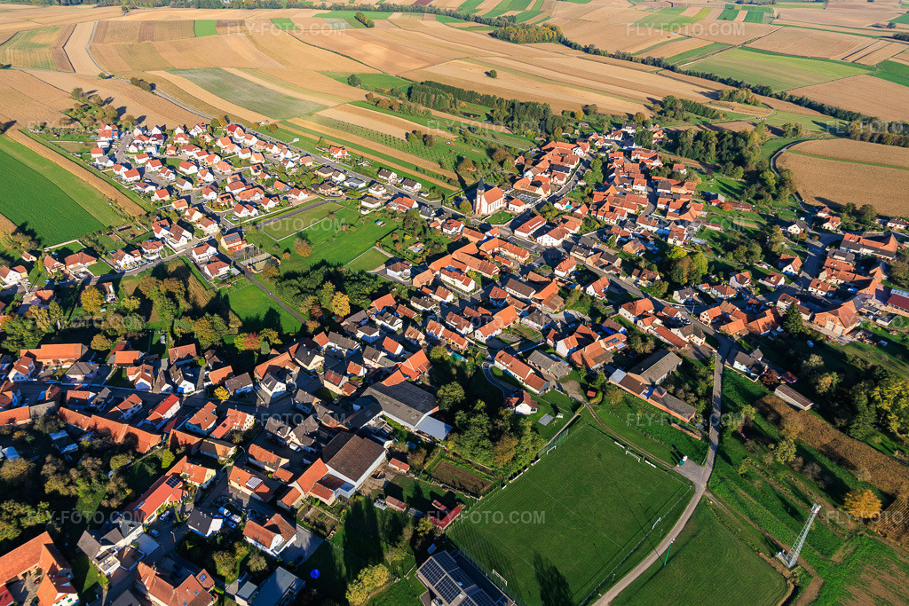 Aerial view: View of the town from the west in Oberrœdern in the state Bas-Rhin, France.Photo: IMG_150140.jpg taken on 10/11/2025 by Werner Riehm/FLY-FOTO.comResolution of the original: 6000 x 4000 px