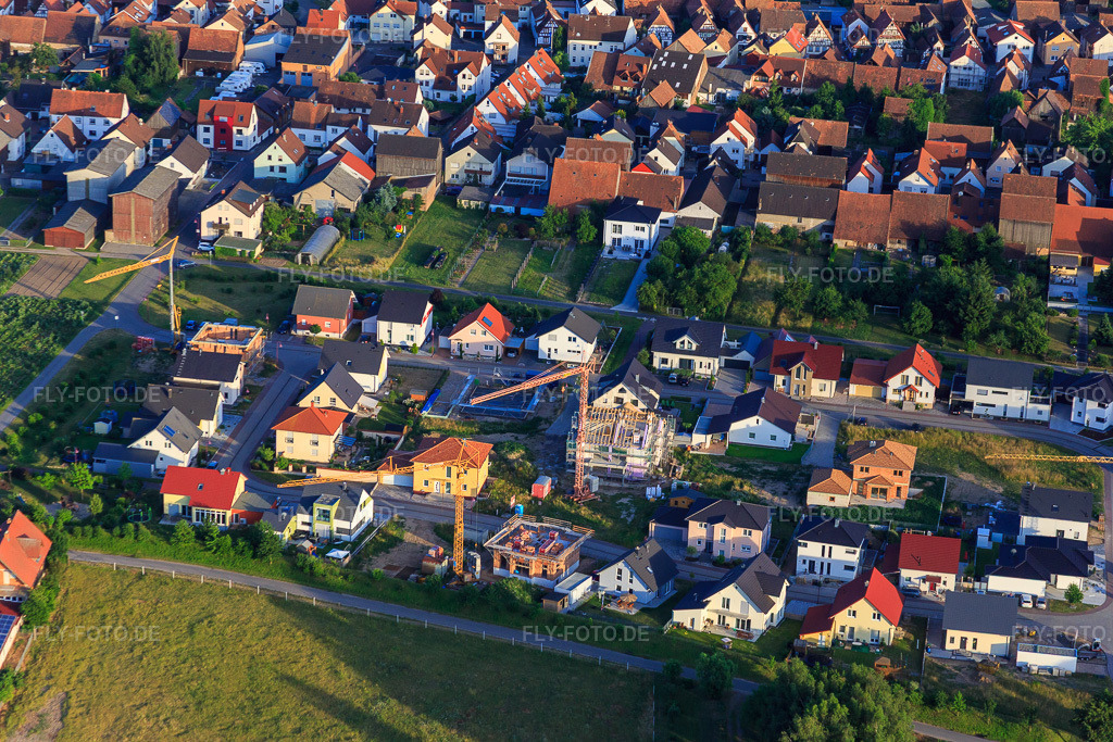 Luftbild: Neubaugebiet Pfarrer-Anselmann-Straße in Hatzenbühl im Bundesland Rheinland-Pfalz in Deutschland. Foto: IMG_080879.jpg vom 13.06.2015 durch Werner Riehm/FLY-FOTO.de