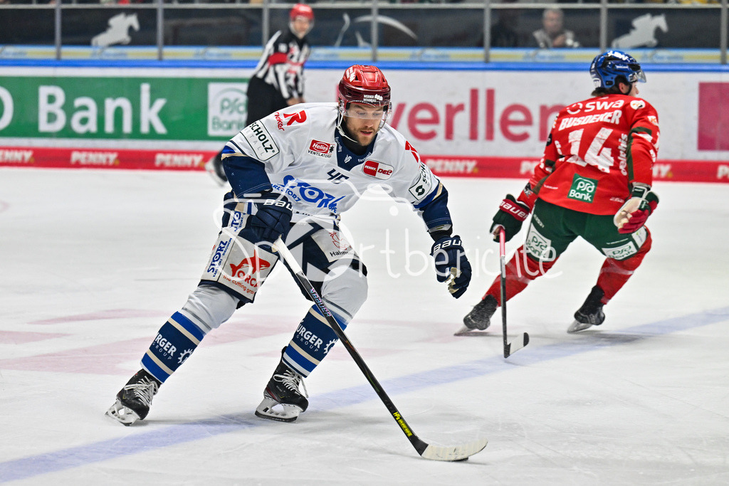 Augsburger Panther - Schwenninger Wild Wings | AUGSBURG, DEUTSCHLAND - 2. NOVEMBER: am Puck Eric MARTINSSON (Schwenninger Wild Wings 46)  / Einzelfoto / Freisteller beim Ligaspiel zwischen den Augsburger Panthern und den Schwenninger Wild Wings am 17. Spieltag der Penny DEL im Curt Frenzel Stadion am 02.11.2025