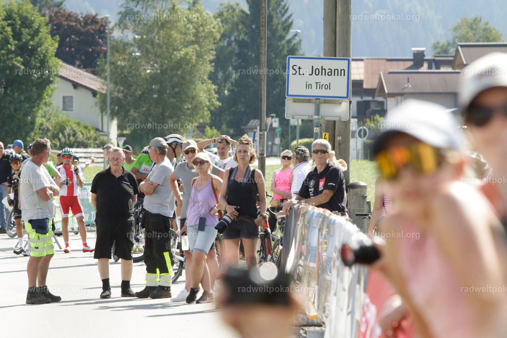 1117_20230817_Bewerb_Maenner_Muehlanger | AUT - OESTERREICH, 2023-08-16: SPORT RENNRAD-FAHREN - 55. INTERNATIONALER RADWELTPOKAL IN ST. JOHANN IN TIROL  - Vintage-Radrennen mit WM-Bronze-Medaillen-Siegerin Christina Schweinberger, den Teilnehmer und Alexander Baumann (vom Orginastions-Team) - TAG 2 BEWERB MAENNER IN SECHS GRUPPEN  ; Foto: Roland Muehlanger