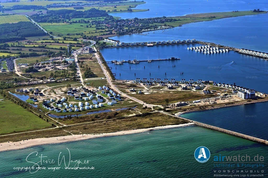 Das OstseeResort Olpenitz bietet eine Reihe hochwertiger Ferienwohnungen - Luftbild | Das OstseeResort Olpenitz bietet eine Reihe hochwertiger Ferienwohnungen direkt am Yachthafen, buchbar über Anbieter wie Novasol oder Traum-Ferienwohnungen. Die Unterkünfte zeichnen sich durch moderne Einrichtung, Meerblick und kurze Wege zur Marina aus. Viele verfügen über Terrassen oder Balkone mit direktem Blick auf die Schlei.