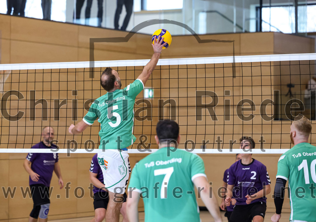 2022-11-12_086_TuS_Oberding_gegen_SC_Freising_II | Oberding, Deutschland, 12.11.2022:
Volleyball, Bezirksliga Ost 2022 / 2023, 7. Spieltag, TuS Oberding gegen MTV Pfaffenhofen II, Endergebnis: 3:2

Andre Paul (TuS Oberding, #5)

Foto: Christian Riedel / fotografie-riedel.net