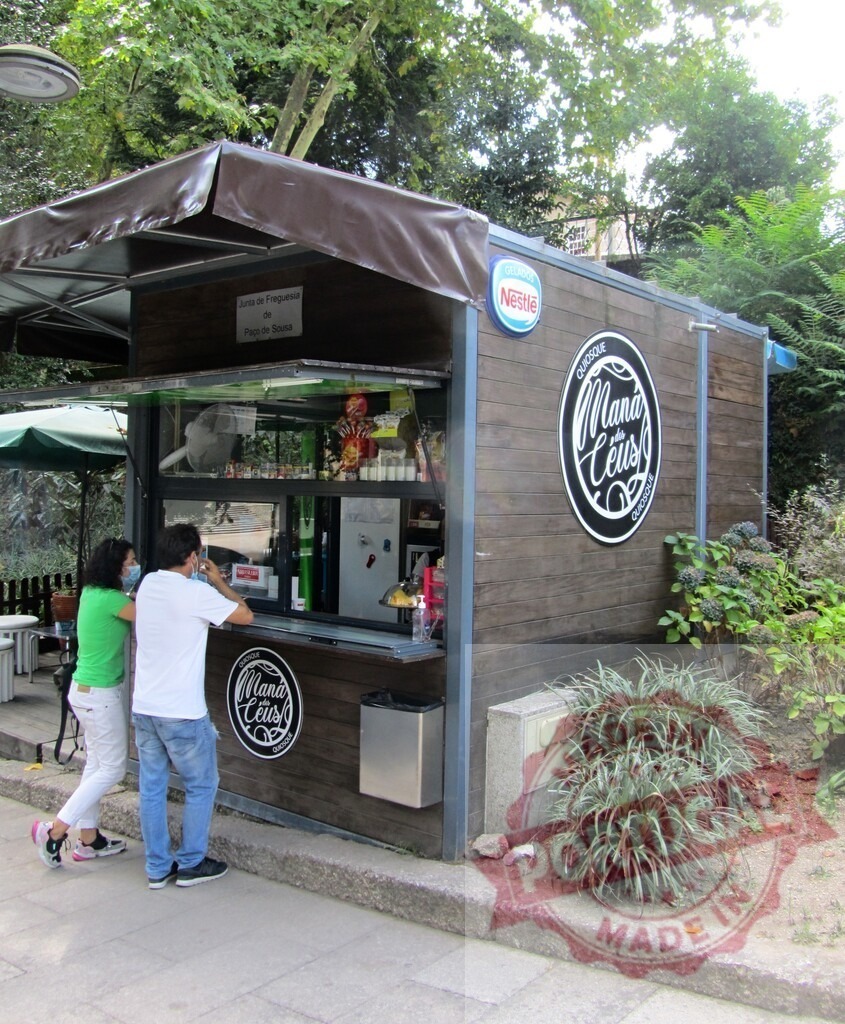 Customers ordering at Mana Ceus kiosk in Portugal | Customers ordering refreshments from Mana Ceus outdoor wooden kiosk in a park setting - Realisiert mit Pictrs.com