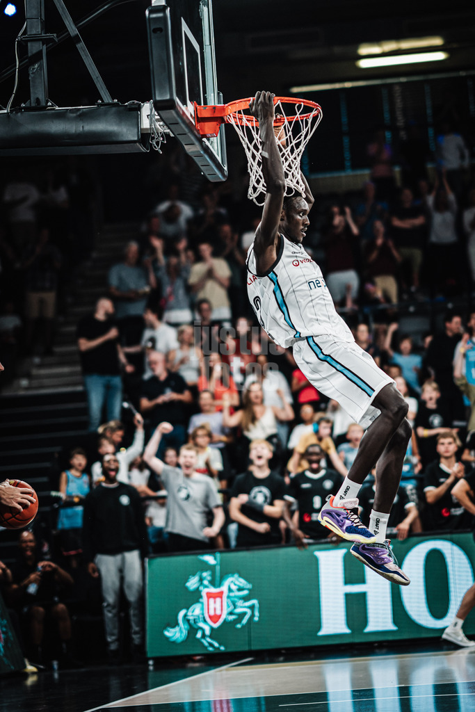 Basketball | Männer | Saison 2024/2025  | easyCredit Basketball Bundesliga | Testspiel | Veolia Towers Hamburg vs. EWE Baskets Oldenburg | 25.08.2024 | Kur Kuath (#23, Veolia Towers Hamburg) hängt am Korb nach einem Dunking