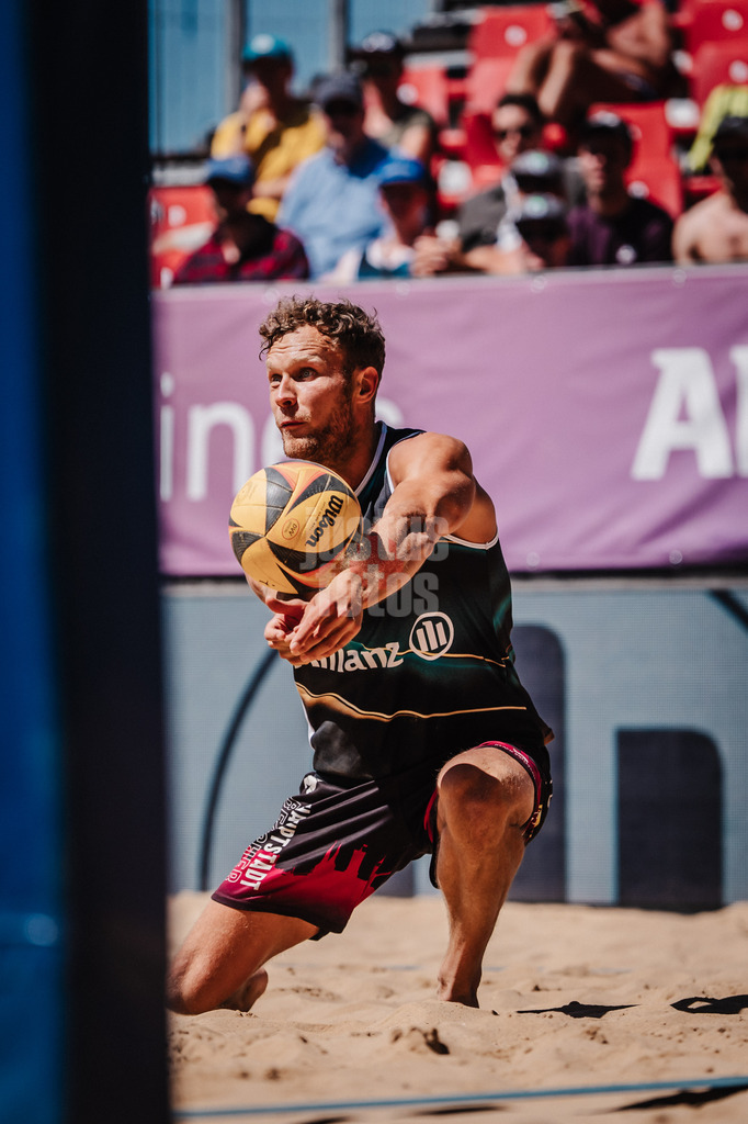 Beachvolleyball | Männer | Allianz German Beach Tour 2025 | Tourstop Düsseldorf | 16.05.2025 | Eric Stadie-Seeber spielt den Ball