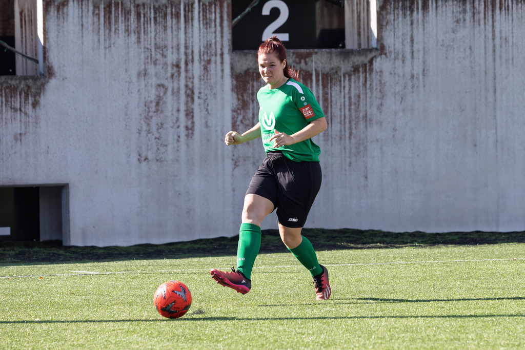 FCHSTE_250921_0446 | 1.FC Heidenheim 1846 II vs. TV Steinheim, Fußball, Frauen, Bezirksliga, 2025/2026, 2.Spieltag, 21.09.2025 in Heidenheim, Kunstrasen b. Voith-Arena West(Foto: Michael Bulling) - Realisiert mit Pictrs.com