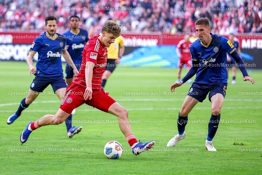 F9510042601029 | 10.04.2026, Fußball, Fortuna Düsseldorf - Holstein Kiel, 2. Fußball Bundesliga, Herren, Merkur Spiel-Arena, 29. Spieltag, Saison 2025 2026: Luca Raimund&nbsp;(Fortuna Düsseldorf #07) beim Schuss auf das Tor im Zweikampf gegen  Marko Ivezic&nbsp; (Holstein Kiel #06)  DFB regulations prohibit any use of photographs as image sequences and or quasi-video.
