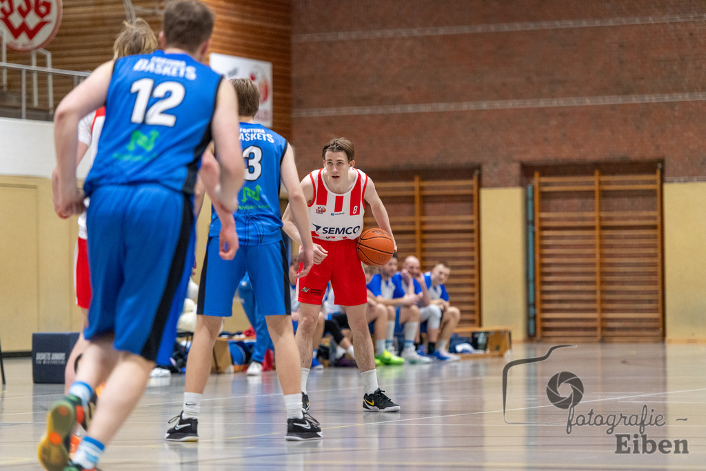 TSG Westerstede-Fortuna Logabirum | Basketball 2. Regionalliga; TSG Westerstede 2 (weiß)- Fortuna Logabirum (blau) am 12.12.2025 in Westerstede (Hössensportzentrum), Photo: Philip Eiben 2025 - Realisiert mit Pictrs.com