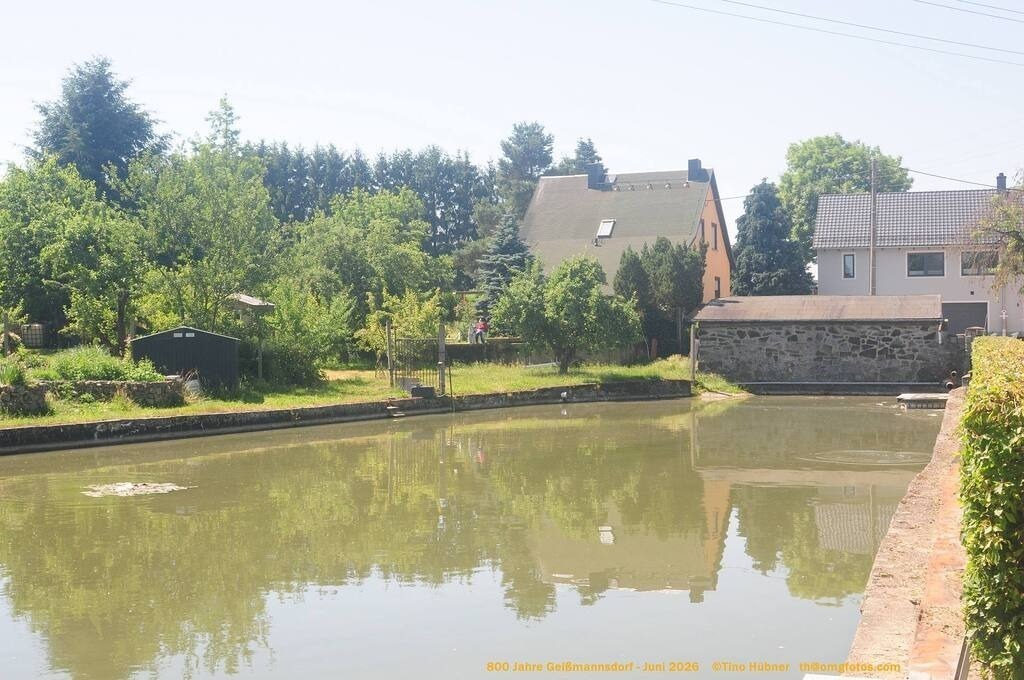 Geißmannsdorf-2026-Ortsbilder-215 | Geißmannsdorf bei Bischofswerda im Sommer 2026. Ein fotografischer Streifzug durch das Dorf Geißmannsdorf, mit Gebäuden, Straßen, Strohpuppen und geschmückten Vorgärten und Grundstücken anlässlich der 800-Jahr-Feier von Geißmannsdorf im Juni 2026 - Realisiert mit Pictrs.com
