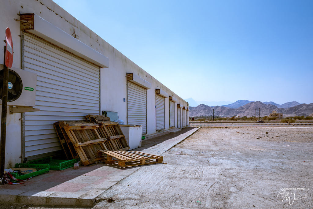 Tankstelle im Oman zwischen Muskat und Quriyat | Herzlich willkommen auf meiner Seite! Ich bin Elke Wallnisch, Deine Fotografin für lichtstarke Momente. Der Name steht für alles, was mich mit der Fotografie verbindet: Das Licht und seine machtvolle Wirkung auf eine Situation oder unsere Stimmung - Realisiert mit Pictrs.com