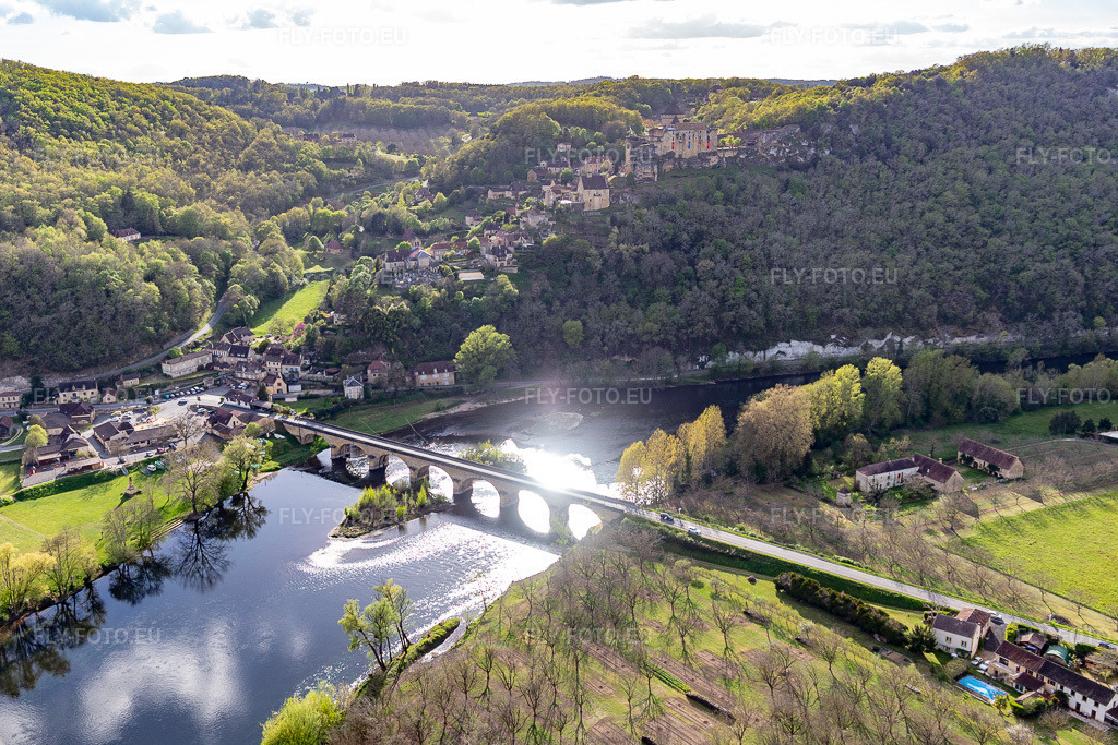 Vue aérienne: Pont de la Dordogne sous le château de Castelnaud-la Chapelle à Castelnaud-la-Chapelle dans le département Dordogne, France. Photo: IMG_113460.jpg prise le 16/04/2019 par Werner Riehm/FLY-FOTO.eu – Résolution de l'original: 5080 x 3387 px