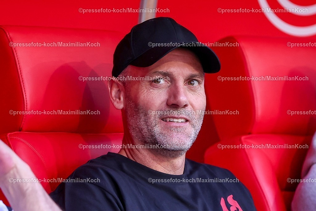F9524042601005 | 24.04.2026, Fußball, Fortuna Düsseldorf - SC Dynamo Dresden, 2. Fußball Bundesliga, Herren, Merkur Spiel-Arena, 31. Spieltag, Saison 2025 2026: Cheftrainer Alexander Ende (Fortuna Düsseldorf)  DFB regulations prohibit any use of photographs as image sequences and or quasi-video.