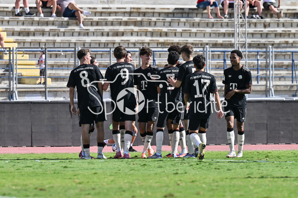 Papohs FC U19 - FC Bayern München U19 | Jubel der Bayer nach dem Treffer zum 0-2 durch Adin LICINA (FCB #7) / Tor / Torschuetze / Freude / Happy / UEFA Youth League: Paphos FC U19 - FC Bayern München U19; Stelios Kyriakides Stadium am 30.09.2025