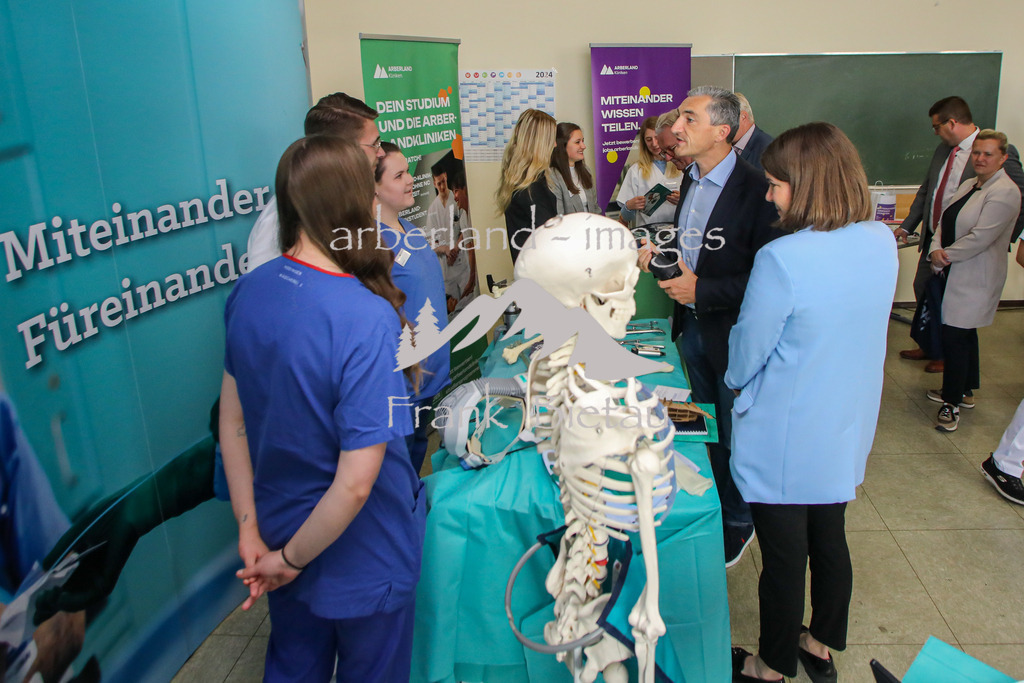 OE7A7317 | der Landrat besucht verschiedene Aussteller aus allen Wirtschaftsbereichen, Gespräche mit Auszubildenden und den Mitarbeitern, Arberlandkliniken