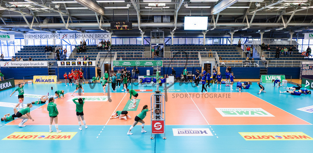 Volleyball, 1. Bundesliga Frauen, Hauptrunde, 1. Spieltag, Saison 2025/2026: USC Münster - SSC Palmberg Schwerin | 1. Bundesliga Frauen, Hauptrunde, 1. Spieltag, Saison 2025/2026, USC Münster empfängt SSC Palmberg Schwerin in der Sporthalle Berg Fidel in Münster. Foto: sportfotografie.ms | Markus Paletta - Realisiert mit Pictrs.com