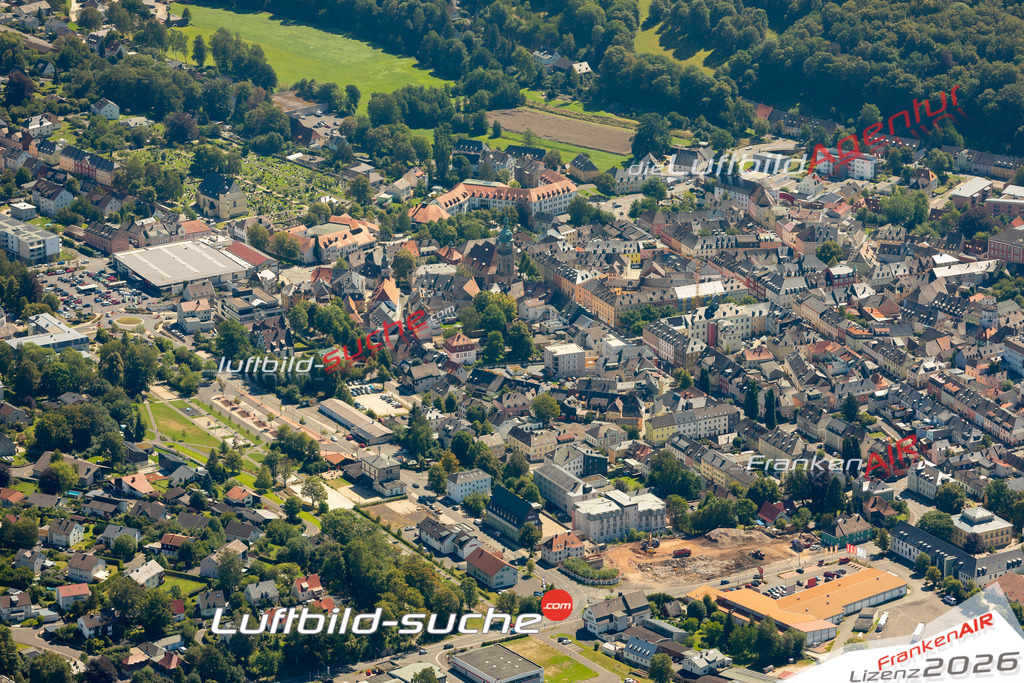 Das Luftbild zeigt : Am Bahnhof Wunsiedel - Die Luftaufnahme wurde 2023 vom UL-Flugzeug aus erstellt ( keine Drohne ) - Hochauflösende Luftaufnahme - Für grossformatige Ausdrucke geeignet. Die Geschenkidee !Mit Lizenz und Bildrechte bestellbar