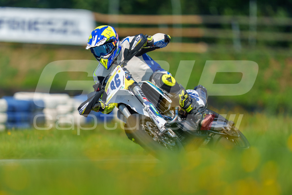 G-Cup + Supermoto Staatsmeisterschaft + Hungarian Supermoto Championship | GRIPcapture steht für authentische Sportfotografie in Österreich – für Momente, die mehr sind als Geschwindigkeit oder Ergebnis. Es geht um Emotion, Spannung, Fokus und den Augenblick, der oft nur einen Wimpernschlag dauert.Ob Motorsport, Teamsport oder 
