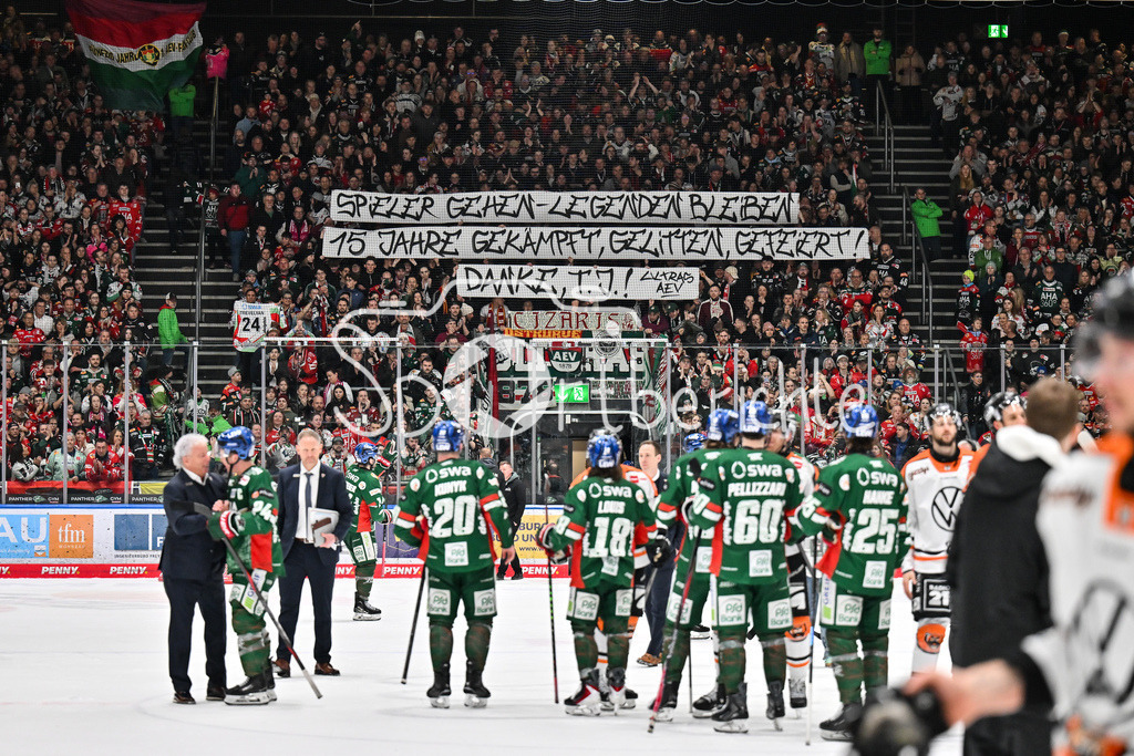 Augsburger Panther - Grizzlys Wolfsburg | AUGSBURG, GERMANY - 15. MARCH: Spruchband der Fans für T. J. TREVELYAN (Augsburger Panther 24) nach dem Match zwischen den Augsburger Panthern und den Grizzlys Wolfsburg am 52. Spieltag der Penny DEL im Curt Frenzel Stadion