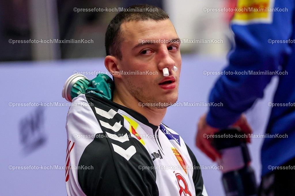 EHF20012601066 | 20.01.2026, Handball, Men's EHF EURO 2026, Nordmazedonien - Rumänien, Jyske Bank Boxen in Herning, Dänemark, Preliminary Round:  Pavle Atanasijevikj (North Macedonia #88) sitzt blutend verletzt mit Schmerzen auf dem Spielfeld und muss medizinisch versorgt werden.