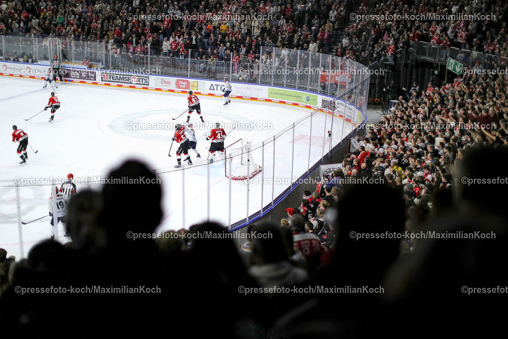 KoeDEL13032402091 | 13.03.2024, Köln, Eishockey, Penny DEL, Pre-Playoffs Spieltag 2, Lanxess-Arena, Kölner Haie - ERC Ingolstadt: Zuschauer beim Eishockeyspiel