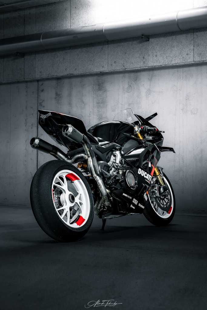 Ducati Panigale V4S | Entdecken Sie die faszinierende Welt von Alexander Tschuncky Arts: Kreative Fotografie, atemberaubende Automobilkunst und hochwertiger Bilderdruck. Lassen Sie sich inspirieren! - Realisiert mit Pictrs.com