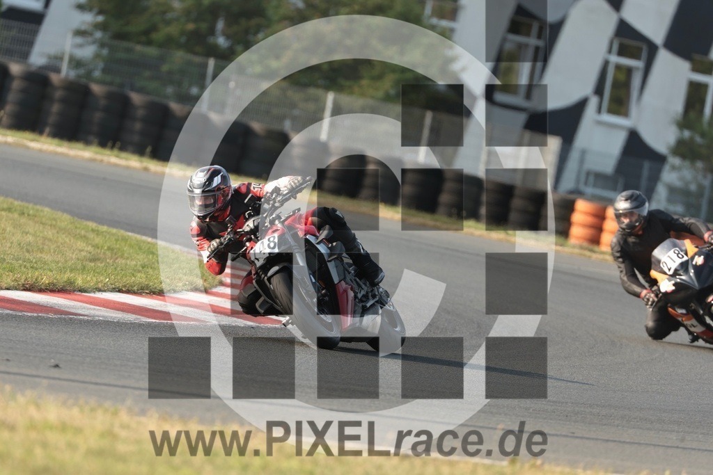 0148-20250814_10205 | Schöne Erinnerungen an spannende Momente - das festzuhalten ist unser Job. PIXELrace.de ist seit 2003 auf den Rennstrecken Europas unterwegs um die Action draußen beim Fahren und die wunderbare Stimmung imm Fahrerlager für euch einzufangen.