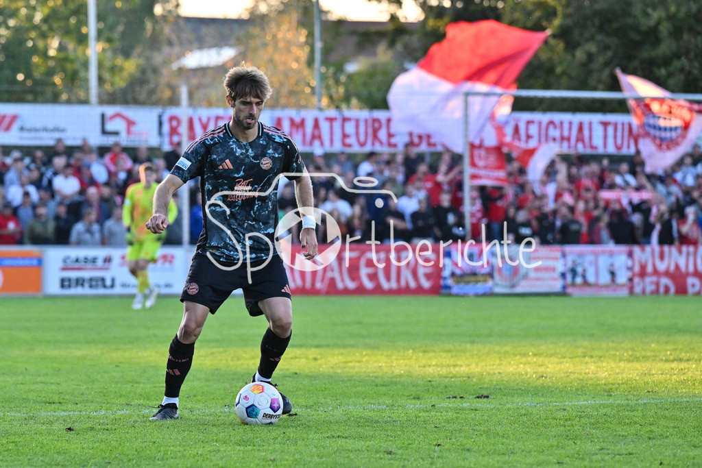 SpVgg Hankofen-Hailing - FC Bayern Amateure | Am Ball Luca DENK (FC Bayern München II #6) / Freisteller / Einzelfoto / Regionalliga Bayern: SpVgg Hankofen-Hailing - FC Bayern München II, Maierhofer-Bau Stadion am 20.09.2024