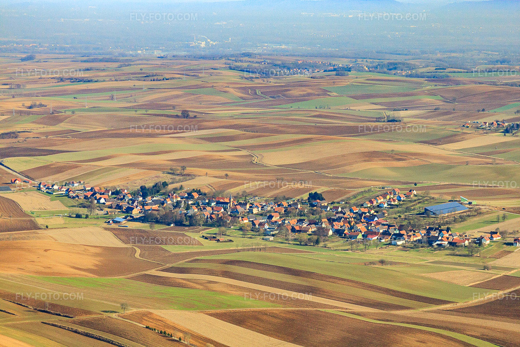 Aerial view: View of the town from the northwest in Siegen in the state Bas-Rhin, France. – Photo: IMG_37485.jpg taken on 02/07/2011 by Werner Riehm/FLY-FOTO.com – Resolution of the original: 4752 x 3168 px