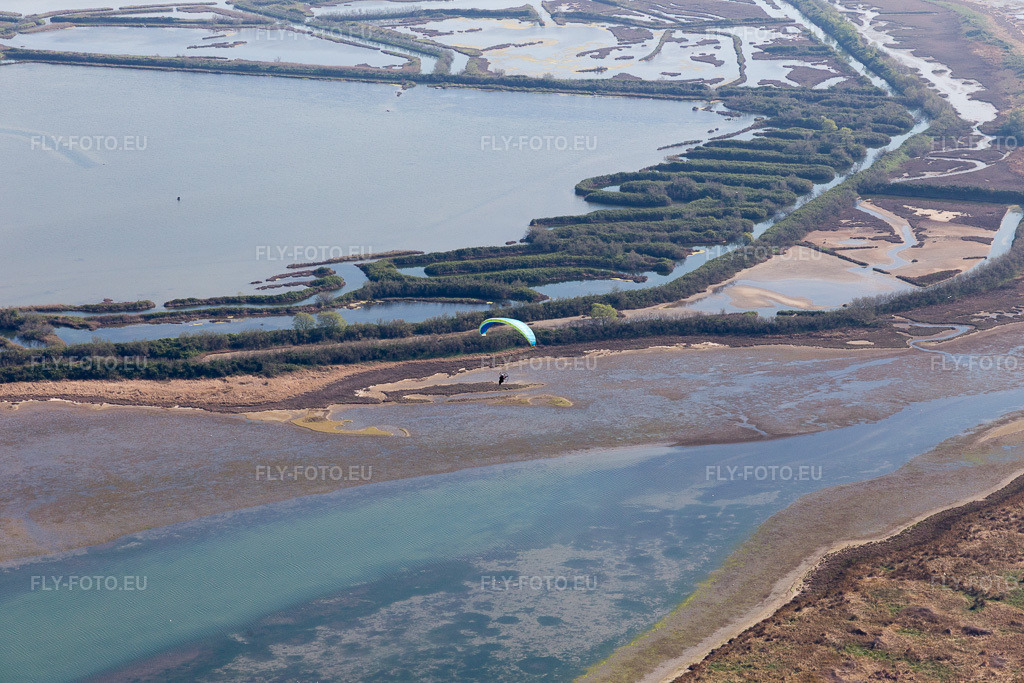 Vue aérienne: Vue de la ville à Caserma di Canal Muro dans le département Frioul-Vénétie Julienne, Italie. Photo: IMG_098055.jpg prise le 03/04/2017 par Werner Riehm/FLY-FOTO.eu – Résolution de l'original: 5472 x 3648 px