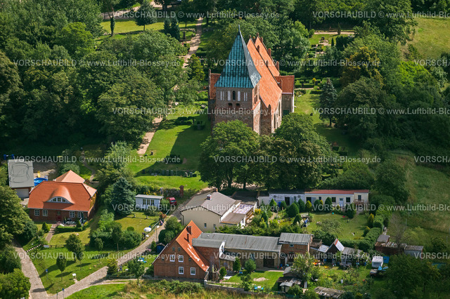 Ruegen12083099SchlossSpyker | Luftbild, Kirche mit historischem Friedhof von Altenkirchen,  Glowe, Insel Rügen, Mecklenburg-Vorpommern, Deutschland, Europa