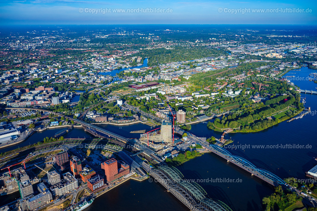 Hamburg_Rothenburgsort_ELS_3701190925 | HAMBURG 20.09.2025 Baustopp auf der Baustelle zum Neubau des Hochhaus- Gebäudekomplexes " Elbtower " an der Zweibrückenstraße zwischen Oberhafenkanal und Norderelbe im Ortsteil HafenCity in Hamburg, Deutschland. Weiterführende Informationen bei: Adolf Lupp GmbH + Co KG,  Akustik-Ingenieurbüro Moll GmbH,  BTB Betontechnik GmbH,  David Chipperfield Architects - Gesellschaft von Architekten mbH,  Deutsche Doka Schalungstechnik GmbH,  Ed. Züblin AG,  Implenia AG,  LV Baumanagement AG,  NOBU HOTELS CORPORATE OFFICE,  SIGNA HOLDING GMBH. // Construction stop on the construction site for the new high-rise building complex "Elbtower" on Zweibrueckenstrasse between Oberhafenkanal and Norderelbe in the HafenCity district of Hamburg, Germany. Further information at: Adolf Lupp GmbH + Co KG,  Akustik-Ingenieurbuero Moll GmbH,  BTB Betontechnik GmbH,  David Chipperfield Architects - Gesellschaft von Architekten mbH,  Deutsche Doka Schalungstechnik GmbH,  Ed. Zueblin AG,  Implenia AG,  LV Baumanagement AG,  NOBU HOTELS CORPORATE OFFICE,  SIGNA HOLDING GMBH. Foto: Martin Elsen