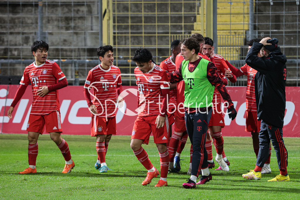 FC Bayern Amateure - 1. FC Schweinfurt | Jubel der Amateure nach dem Siegtreffer in der Nachspielzeit zum 3-2 durch Yusuf Karhan KABADAYI (FCB #7)