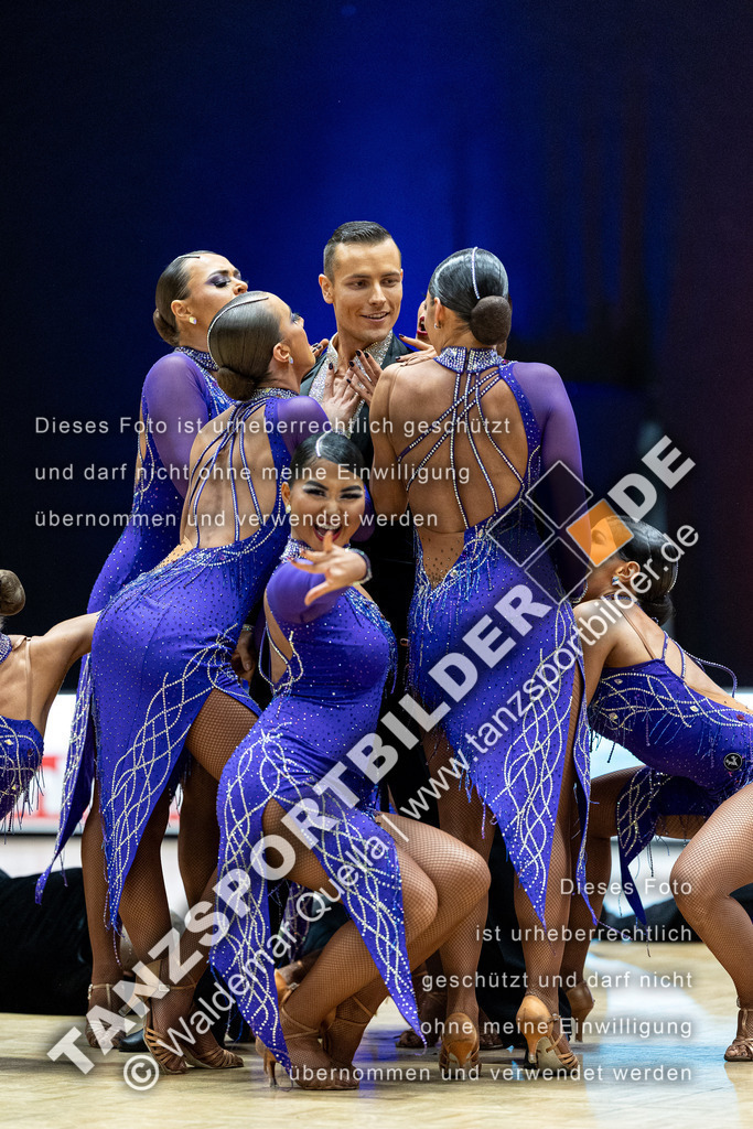 20240113-12249 | Hier finden Sie Tanz Bilder vom Latein und Standard Formationen tanzen. Sportbilder vom Tanzsport. Schöne Fotos und von Weltmeisterschaft, Europameisterschaft, Bundesliga, Regionalliga, Oberliga und Landesliga sowie von GOC Stuttgart, DanceComp, WM Bremen