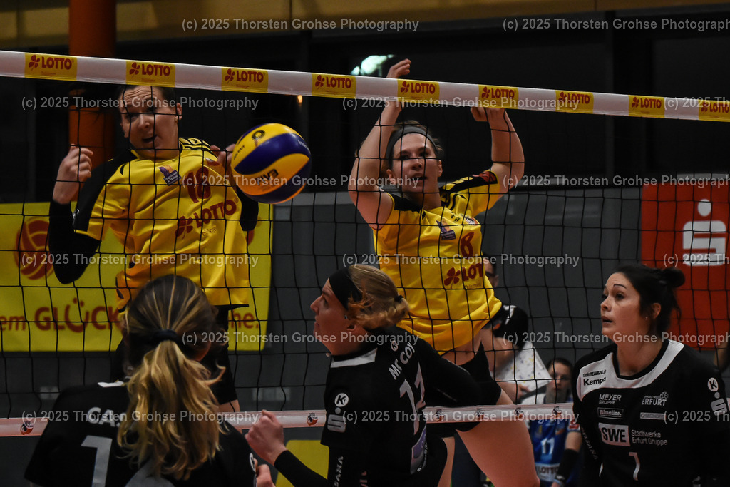 VBL VFB Suhl vs. SCHWARZ-WEISS Erfurt | (VFB Suhl) in Gelb, (Schwarz-Weiss Erfurt) in Schwarz; VBL VFB Suhl vs. SCHWARZ-WEISS Erfurt, Volleyball-Bundesliga Frauen am 17.02.2018 in der Multihalle in Meiningen, (Deutschland) - Realisiert mit Pictrs.com