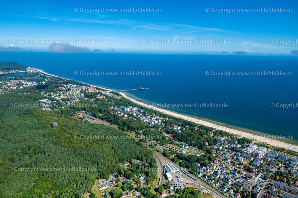 Heringsdorf_Kaiserbad_Usedom_ELS_7790100822 | SEEBAD AHLBECK 10.08.2022 Stadtansicht am Meeres-Küstenbereich der Ostsee in Seebad Ahlbeck Ortsteil Heringsdorf im Bundesland Mecklenburg-Vorpommern, Deutschland. Weiterführende Informationen bei: Gemeinde Ostseebad Heringsdorf. // City view on sea coastline of Baltic Sea in Seebad Heringsdorf in the state Mecklenburg - Western Pomerania, Germany. Further information at: Gemeinde Ostseebad Heringsdorf. Foto: Martin Elsen
