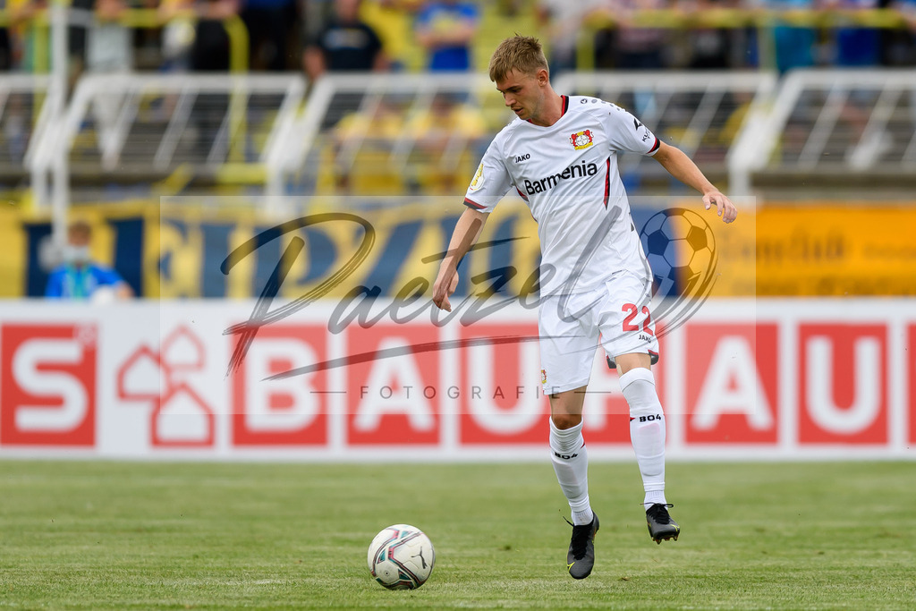 LLELEV20210807_113 | Fussball, Herren: Daley Sinkgraven (Bayer 04 Leverkusen) in Aktion, am Ball, Einzelaktion beim Spiel der 1. Runde im DFB-Pokal zwischen 1. FC Lokomotive Leipzig und Bayer 04 Leverkusen im Bruno-Plache-Stadion am 07.08.2021 in Leipzig, Deutschland.DFB / DFL REGULATIONS PROHIBIT ANY USE OF PHOTOGRAPHS AS IMAGE SEQUENCES AND/OR QUASI-VIDEO. - Realisiert mit Pictrs.com