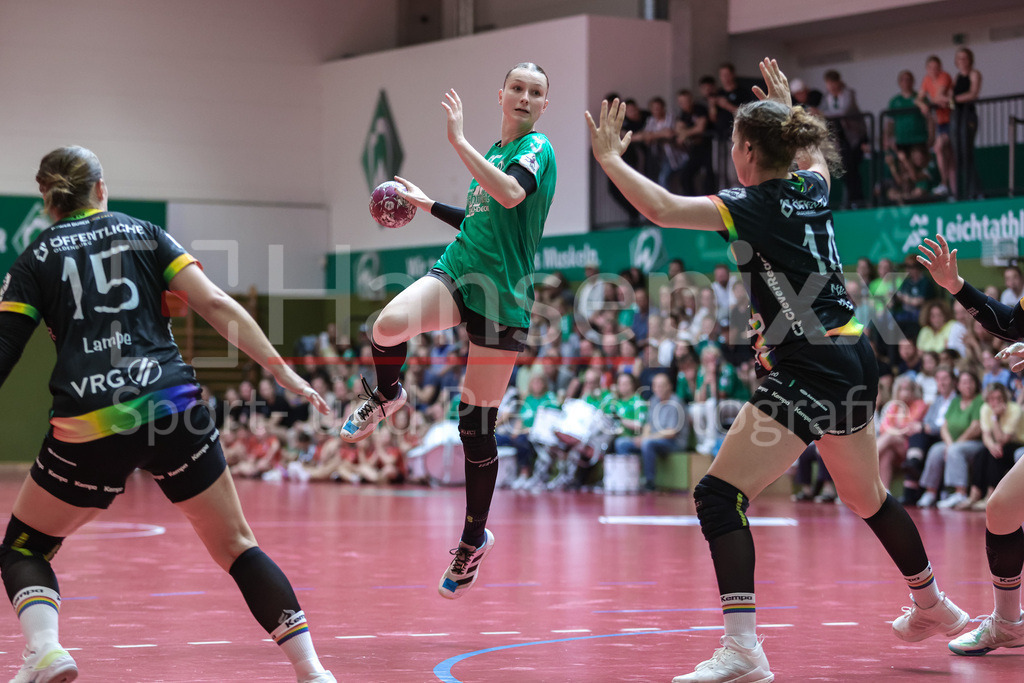 Handball, DHB-Pokal Frauen, SV Werder Bremen - VfL Oldenburg | v.li.: Luise Albert (SV Werder Bremen, 66) am Ball, Spielszene, Aktion, Action