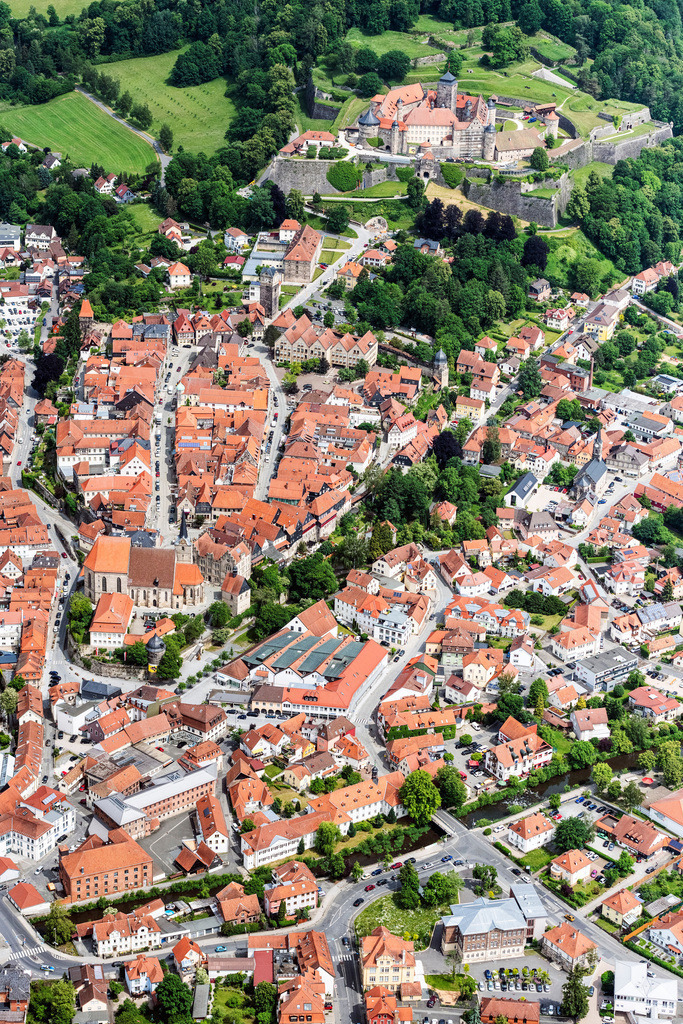 dr__0065675.jpg | KRONACH 15.06.2021 Altstadtbereich und Innenstadtzentrum in Kronach mit Blick auf die Festung Rosenberg Kronach im Bundesland Bayern, Deutschland. // Old Town area and city center in Kronach in the state Bavaria, Germany. Foto: Daniel Reiter