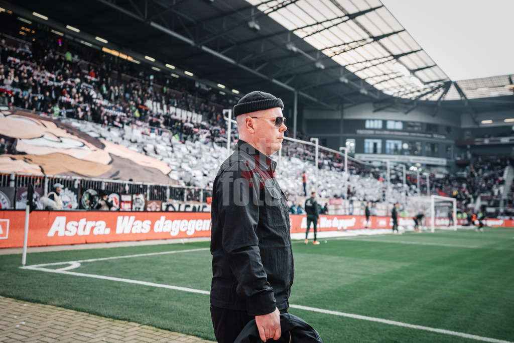 Fußball | Männer | Saison 2023/2024 | 2. Fußball-Bundesliga | 31. Spieltag | FC St. Pauli vs. FC Hansa Rostock | 26.04.2024 | König Boris (Fettes Brot) im Stadion