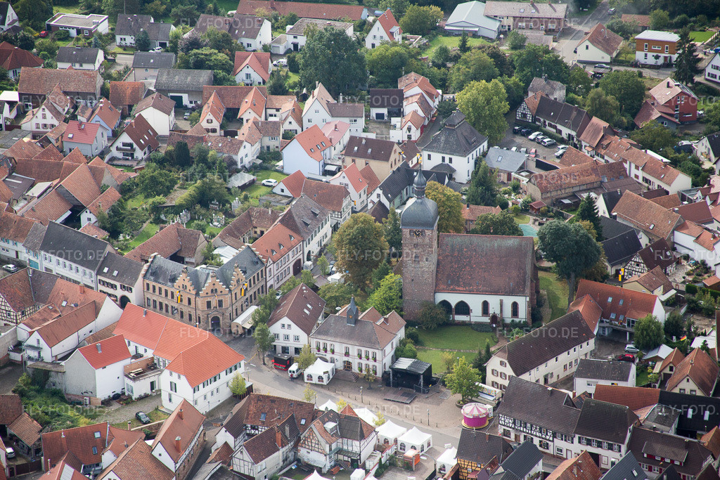 Luftbild: Kirchengebäude im Dorfkern im Ortsteil Billigheim in Billigheim-Ingenheim im Bundesland Rheinland-Pfalz in Deutschland. Foto: IMG_072730.jpg vom 19.09.2014 durch Werner Riehm/FLY-FOTO.de